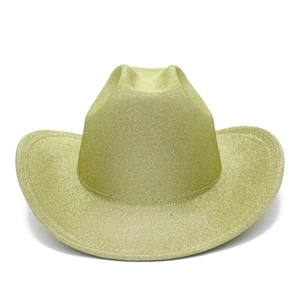 Detalle de sombrero vaquero con purpurina verde lima dorado y ala ancha curva