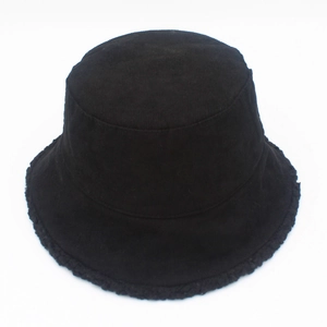 Detalle de gorro de pana negra con ribete de forro polar suave y textura de canalé
