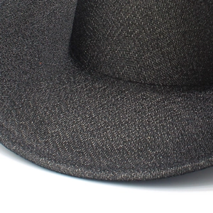 Detalle de sombrero vaquero negro con textura de purpurina plateada y tela de calidad