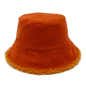 Sombrero de pana color caramelo con lana de cordero para calidez invernal retro