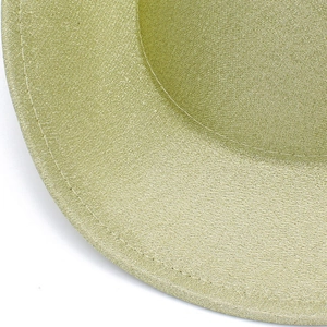 Detalle macro del ala del sombrero verde brillante con tela de purpurina y costuras finas