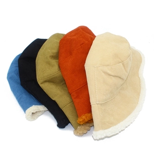 Cinco sombreros bucket de pana en varios colores con forro cálido de borreguito