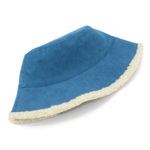 Detalle de gorro bucket de pana azul con ribete de forro polar crema en fondo blanco