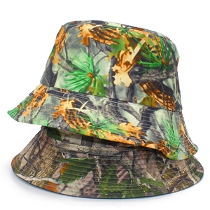 Détail du bord surpiqué des chapeaux bob d'extérieur camouflage forêt et feuilles