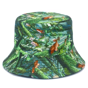 Détail d'un chapeau de soleil camouflage extérieur avec motif forêt et feuilles de chêne