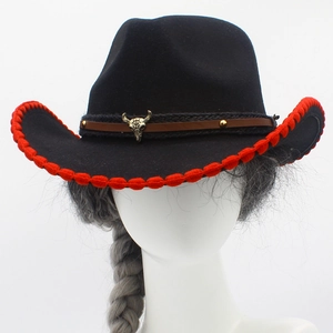 Sombrero vaquero de fieltro negro con costura roja y calavera de toro metálica