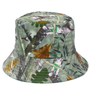 Détails du motif camouflage de feuilles et coutures renforcées sur le chapeau bob