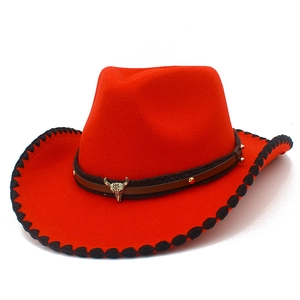 Sombrero de vaquero rojo en lana con colgante de cráneo de toro y banda de cuero