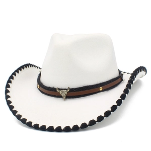 Detalle de un sombrero vaquero blanco con banda de cuero marrón y adorno de cabeza de toro