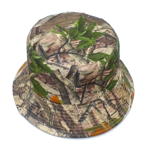 Détail du chapeau bob camouflage avec motifs de feuilles réalistes et bordures surpiquées