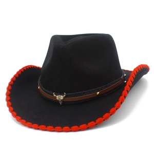Sombrero de vaquero negro con costuras rojas, banda de cuero y colgante de cabeza de toro