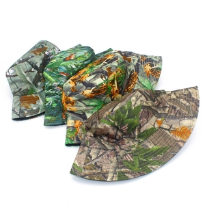 Détail de quatre chapeaux de soleil camouflage à larges bords aux motifs de forêt