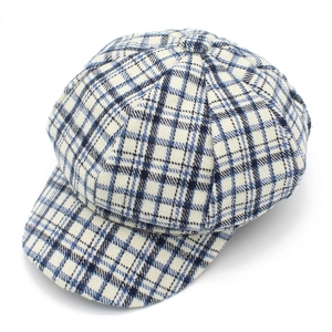 Detalle de gorra de cuadros azul y blanco mostrando textura de tweed y diseño de 8 paneles