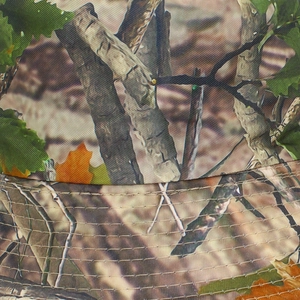 Gros plan des coutures parallèles renforcées sur le bord du chapeau de soleil camouflage