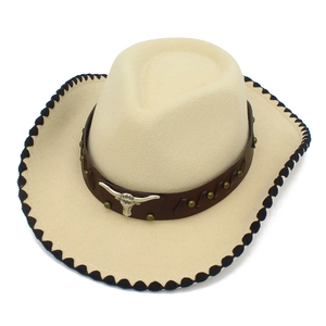 Detalle de sombrero de vaquero con banda de cuero y adorno metálico de cabeza de toro