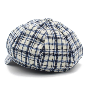 Detalle de la gorra retro de cuadros en color beige y azul en tejido de lana