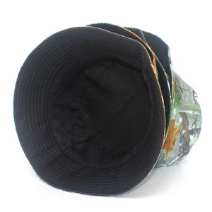 Détails du chapeau de camouflage montrant les coutures renforcées et les motifs de feuilles