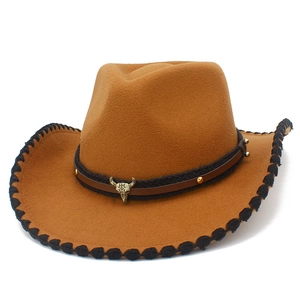 Detalle del sombrero vaquero con colgante de cráneo de toro y borde de punto negro