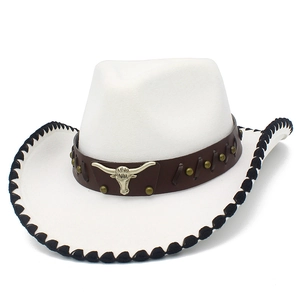 Detalle de sombrero vaquero blanco con adorno de cabeza de toro y correa de cuero