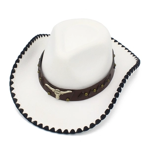 Sombrero de vaquero blanco con banda de cuero de cabeza de toro y ala curva cosida