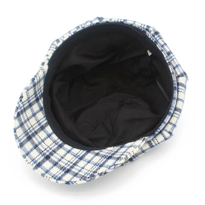 Vista detallada del interior de la gorra de cuadros con forro negro y banda elástica