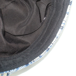 Detalle del forro interior del sombrero de tweed con cordón ajustable y banda interna