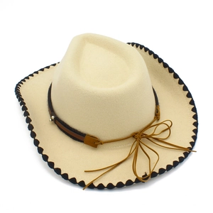 Detalle de sombrero vaquero con banda de cuero marrón y costuras negras decorativas