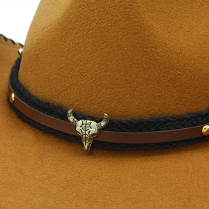 Detalle de sombrero vaquero con calavera de toro vintage y banda decorada con tachuelas