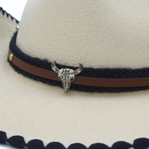 Detalle de sombrero vaquero de lana con hebilla de cabeza de toro y banda de cuero