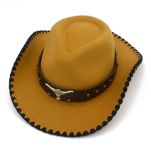 Detalle de sombrero vaquero con insignia de cabeza de buey y bordes cosidos negros