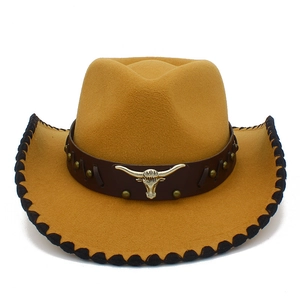 Detalle de sombrero vaquero con emblema de cabeza de toro y correa de cuero en fieltro caqui