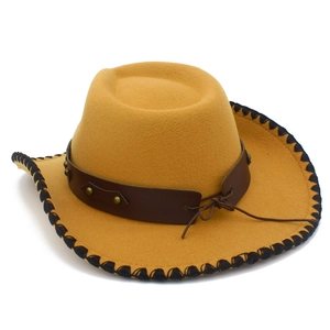 Detalle de sombrero vaquero de fieltro amarillo con banda de cuero, remaches y borde cosido