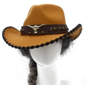 Sombrero de vaquero de fieltro caqui con emblema de cabeza de toro y borde trenzado