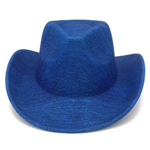 Nahaufnahme des tiefblauen Western-Cowboyhuts mit Fasertextur und gebogener Krempe
