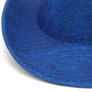 Nahaufnahme der hochwertigen marineblauen Filztextur und präzisen Nähte am Hutrand