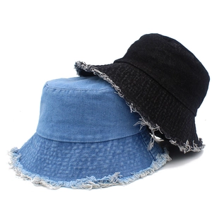 Bobs mixtes en denim délavé bleu clair et noir avec bords effilochés vintage