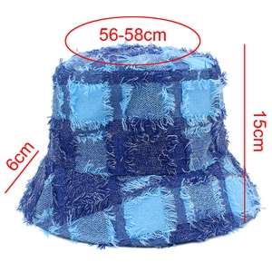 Dettaglio cappello alla pescatora in denim patchwork blu con bordi sfrangiati e tesa 6cm