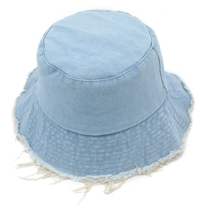 Détail des bords effilochés sur le chapeau bob en denim de coton bleu clair usé