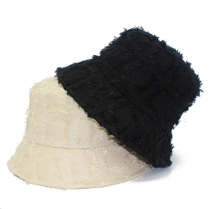 Cappelli alla pescatora a quadri sfrangiati da donna in beige e nero in tessuto testurizzato