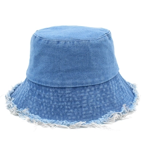 Détails des bords effilochés sur un chapeau bob en jean bleu avec coutures de qualité