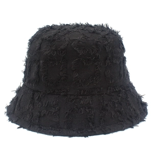 Dettaglio cappello alla pescatora nero in tessuto scozzese con bordi sfilacciati
