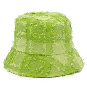 Cappello da pescatore verde chiaro a quadretti con bordi sfrangiati e trama in rilievo