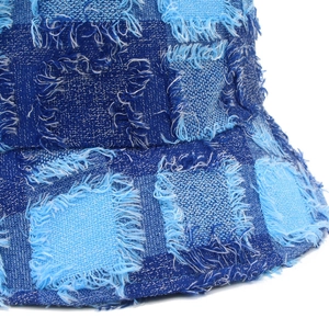Dettaglio dei bordi con frange e tessuto denim patchwork di un cappello da pescatore