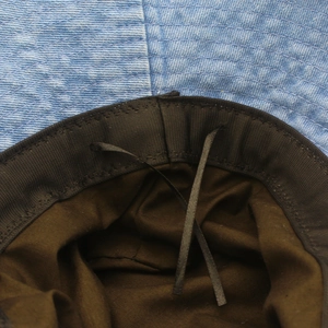 Détails de l'intérieur d'un chapeau bob en jean bleu avec cordon et bande de confort
