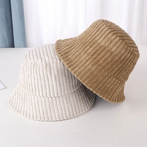 Detalle de sombreros de pescador de pana cálida en color beige y caqui con textura