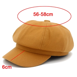 Détail de la casquette gavroche jaune montrant le tour de tête 56-58cm et bord de 6cm