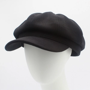 Vue détaillée d'une casquette gavroche noire classique sur une tête de mannequin blanche