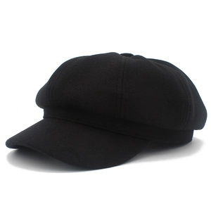 Détail d'une casquette gavroche noire montrant sa couronne à huit pans et son tissu en laine