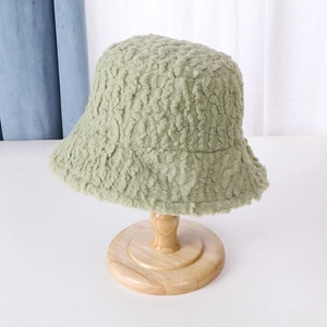 Sombrero de pescador de lana de cordero verde claro para mujer en soporte de madera