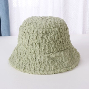 Primer plano detallado de la textura de borreguito verde claro en el gorro de pescador